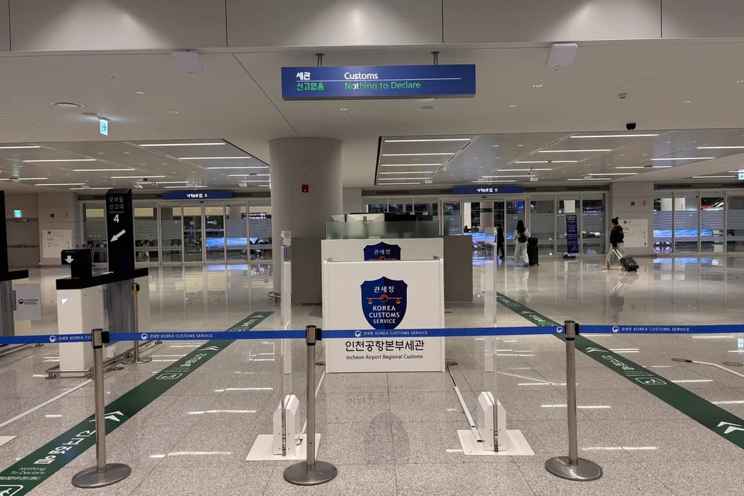 Customs inspection area at Incheon Airport with the sign for the lane with nothing to declare and a customs service desk