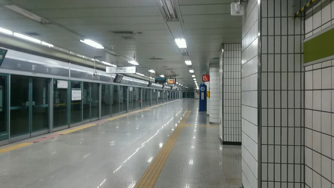 An empty subway platform with glass platform screen doors
